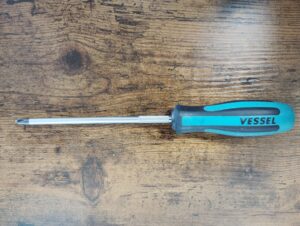 木目の上に置いたVESSEL製の長軸プラスドライバー