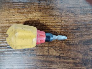 黄色と赤色の短いハンドルにプラスビットを装着したスタビードライバー