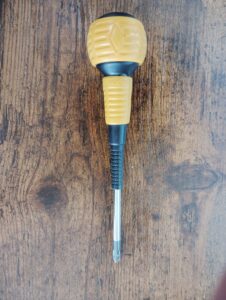 黄色と黒のボールグリップを備えたプラスドライバー